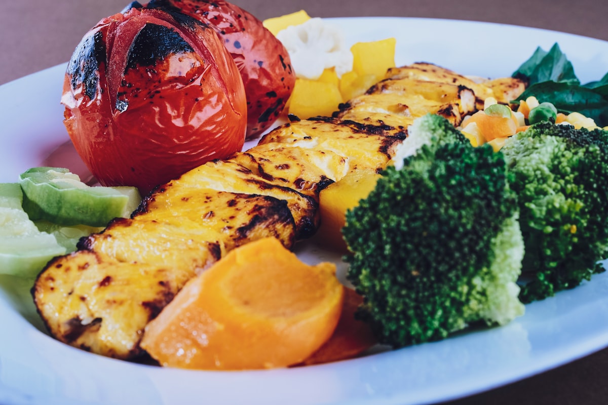 Rührei mit Avocado und Tomaten